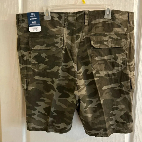 George Men’s At The Knee Cargo Shorts Green Camo 10” Inseam Size 44 NWT - Picture 7 of 7